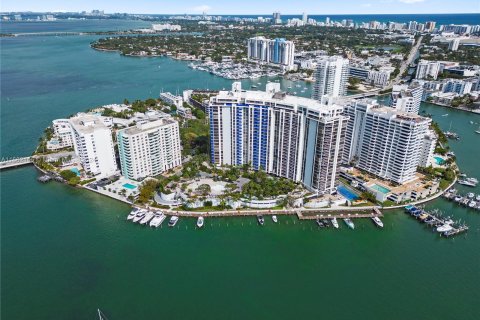 Condo in Miami Beach, Florida, 2 bedrooms  № 1374992 - photo 1