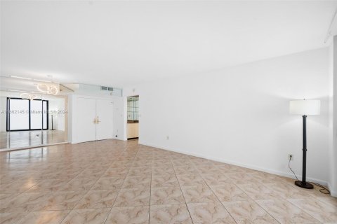 Condo in Miami Beach, Florida, 2 bedrooms  № 1374992 - photo 14