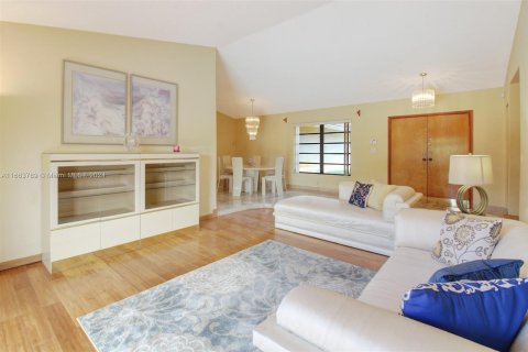 Casa en venta en Miami, Florida, 3 dormitorios, 191.1 m2 № 1374952 - foto 5