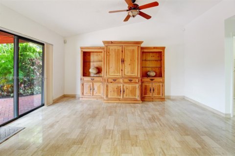 House in Miami, Florida 3 bedrooms, 191.1 sq.m. № 1374952 - photo 15