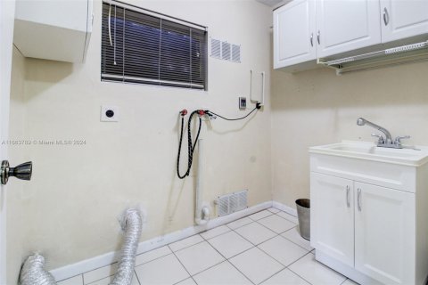 House in Miami, Florida 3 bedrooms, 191.1 sq.m. № 1374952 - photo 18