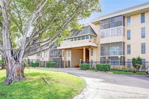 Condo in Lauderdale Lakes, Florida, 1 bedroom  № 1272569 - photo 2