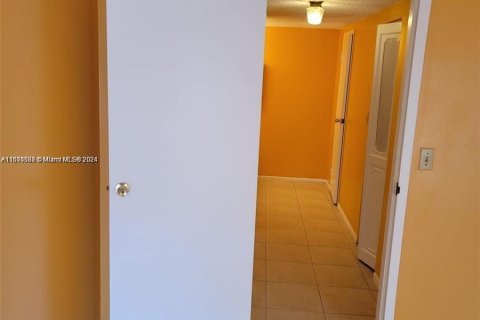 Condo in Lauderdale Lakes, Florida, 1 bedroom  № 1272569 - photo 4