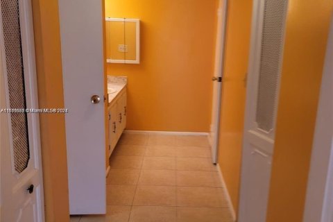 Condo in Lauderdale Lakes, Florida, 1 bedroom  № 1272569 - photo 5