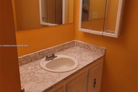 Condo in Lauderdale Lakes, Florida, 1 bedroom  № 1272569 - photo 6