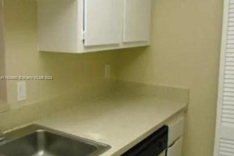 Condo in Tamarac, Florida, 2 bedrooms  № 1272571 - photo 8