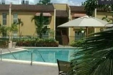 Condo in Tamarac, Florida, 2 bedrooms  № 1272571 - photo 1