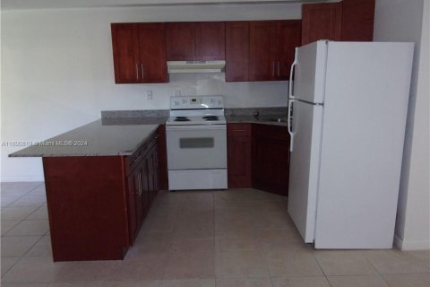 Condo in Lauderhill, Florida, 2 bedrooms  № 1272570 - photo 4