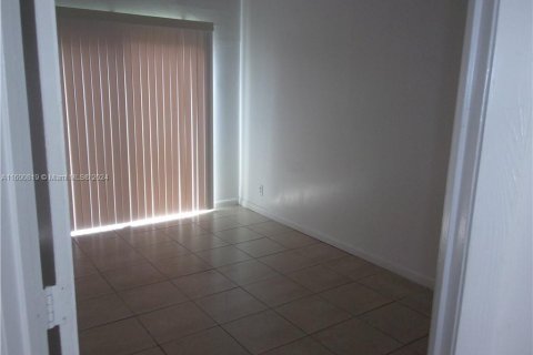 Condo in Lauderhill, Florida, 2 bedrooms  № 1272570 - photo 2