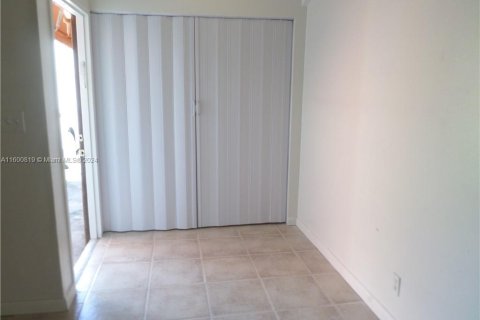 Condo in Lauderhill, Florida, 2 bedrooms  № 1272570 - photo 1