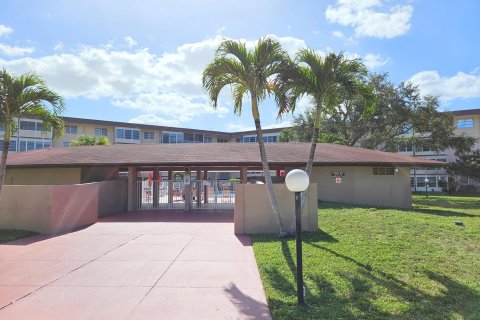 Condo in Lauderdale Lakes, Florida, 1 bedroom  № 1002848 - photo 2