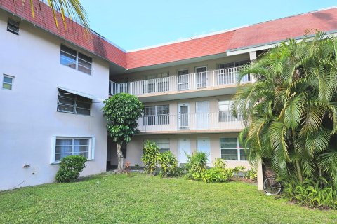 Condo in Lauderdale Lakes, Florida, 1 bedroom  № 1002848 - photo 19