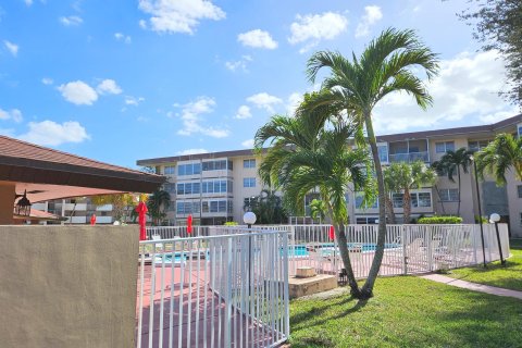 Condo in Lauderdale Lakes, Florida, 1 bedroom  № 1002848 - photo 1