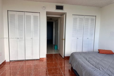 Condo in Hialeah, Florida, 2 bedrooms  № 1386225 - photo 13