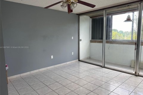 Condo in Hialeah, Florida, 2 bedrooms  № 1386225 - photo 4