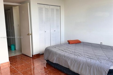 Condo in Hialeah, Florida, 2 bedrooms  № 1386225 - photo 12