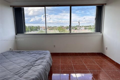 Condo in Hialeah, Florida, 2 bedrooms  № 1386225 - photo 11