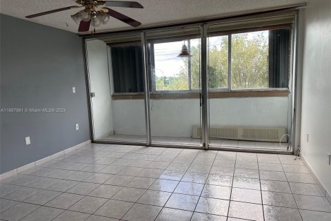 Condo in Hialeah, Florida, 2 bedrooms  № 1386225 - photo 5