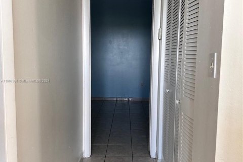 Condo in Hialeah, Florida, 2 bedrooms  № 1386225 - photo 17