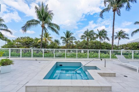 Condominio en venta en Bal Harbour, Florida, 1 dormitorio, 90.86 m2 № 1386272 - foto 13