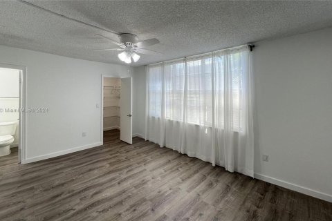 Condo in Miami Beach, Florida, 2 bedrooms  № 1345778 - photo 25