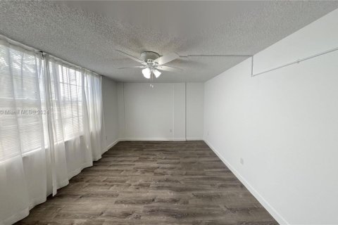 Condo in Miami Beach, Florida, 2 bedrooms  № 1345778 - photo 18