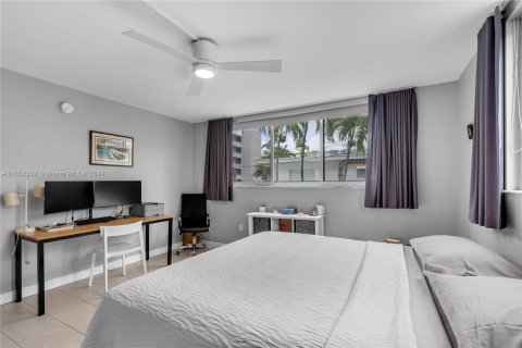 Condo in Miami Beach, Florida, 2 bedrooms  № 1345721 - photo 11