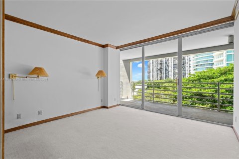 Condo in Miami, Florida, 3 bedrooms  № 1345804 - photo 11