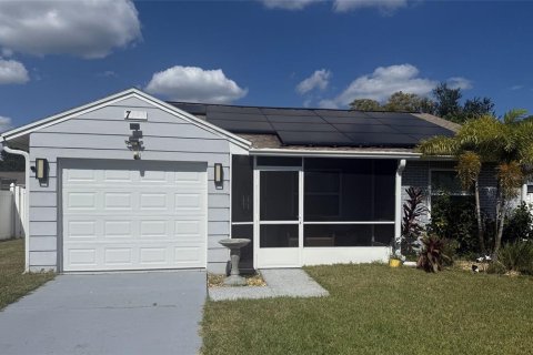 House in New Port Richey, Florida 2 bedrooms, 79.71 sq.m. № 1377883 - photo 1