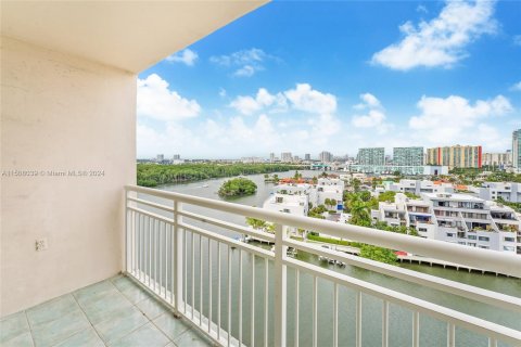 Condominio en venta en Sunny Isles Beach, Florida, 41.62 m2 № 932059 - foto 3