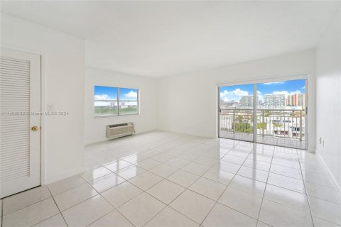 Condominio en venta en Sunny Isles Beach, Florida, 41.62 m2 № 932059 - foto 4