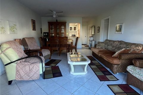 Condo in Miami, Florida, 2 bedrooms  № 1387837 - photo 4