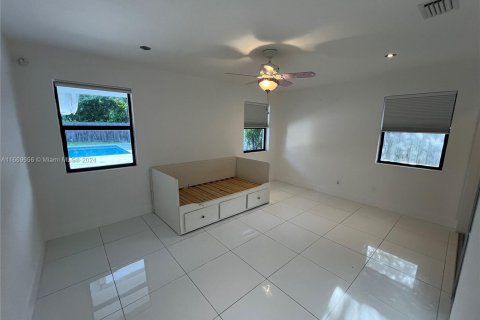 Casa en alquiler en North Miami, Florida, 3 dormitorios, 246.19 m2 № 1387795 - foto 18