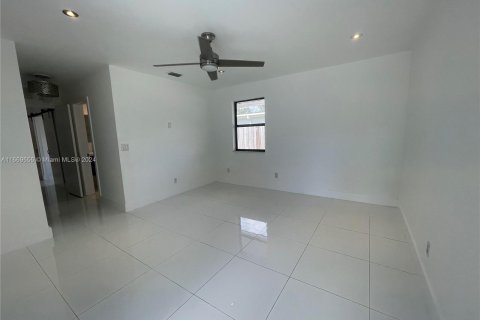 Casa en alquiler en North Miami, Florida, 3 dormitorios, 246.19 m2 № 1387795 - foto 21