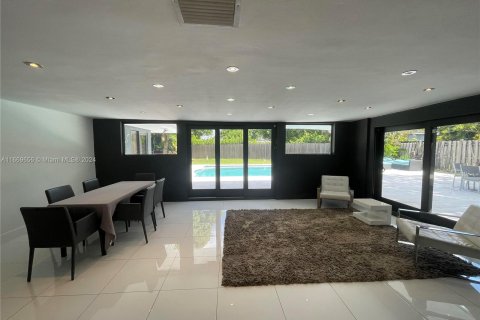 Casa en alquiler en North Miami, Florida, 3 dormitorios, 246.19 m2 № 1387795 - foto 10