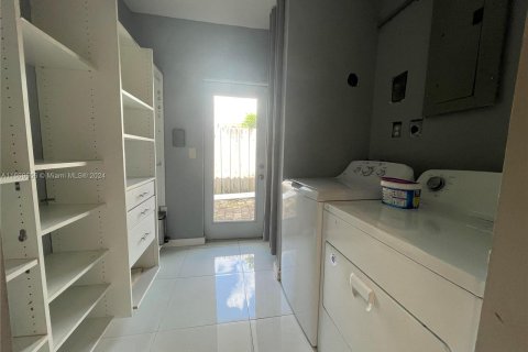 Casa en alquiler en North Miami, Florida, 3 dormitorios, 246.19 m2 № 1387795 - foto 27