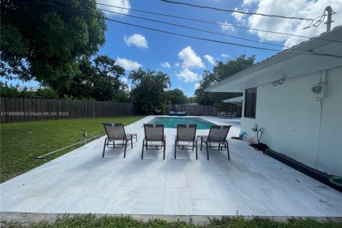 Casa en alquiler en North Miami, Florida, 3 dormitorios, 246.19 m2 № 1387795 - foto 4