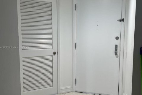 Condo in Miami, Florida, 1 bedroom  № 1387794 - photo 9