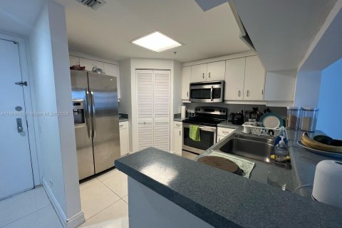 Condo in Miami, Florida, 1 bedroom  № 1387794 - photo 10