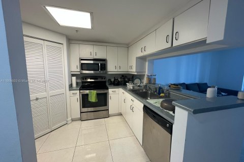 Condo in Miami, Florida, 1 bedroom  № 1387794 - photo 11