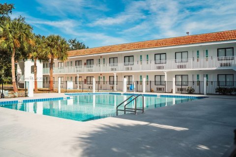 Hotel en venta en Kissimmee, Florida, 1 dormitorio № 1138483 - foto 2