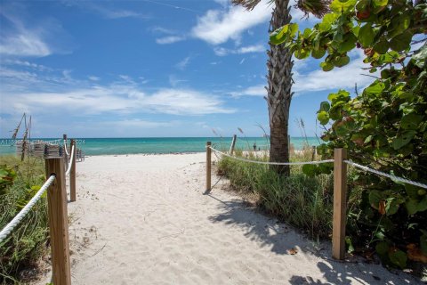 Condo in Miami Beach, Florida, 1 bedroom  № 1180396 - photo 19