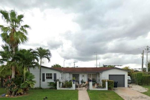 House in Miami, Florida 3 bedrooms, 165.09 sq.m. № 1328102 - photo 1