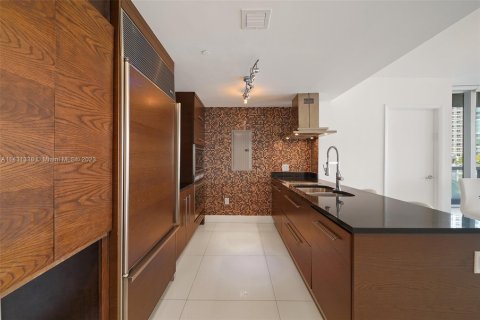 Condo in Miami, Florida, 2 bedrooms  № 657873 - photo 2