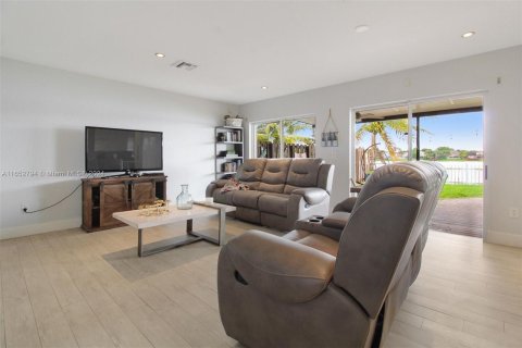 Casa en venta en Miami, Florida, 4 dormitorios, 179.3 m2 № 1346014 - foto 12