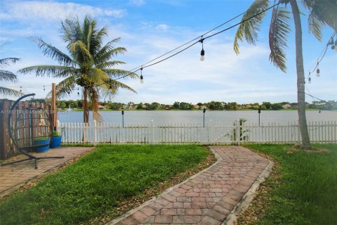 House in Miami, Florida 4 bedrooms, 179.3 sq.m. № 1346014 - photo 30