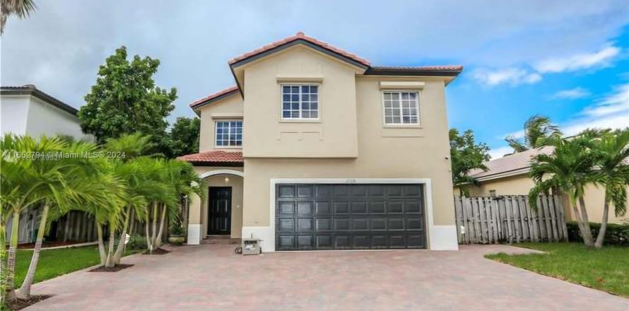 House in Miami, Florida 4 bedrooms, 179.3 sq.m. № 1346014