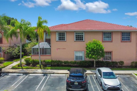 Townhouse in Coral Springs, Florida 3 bedrooms, 141.4 sq.m. № 1346009 - photo 4