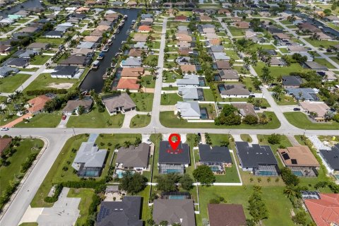 Casa en venta en Cape Coral, Florida, 4 dormitorios, 188.5 m2 № 1346010 - foto 3