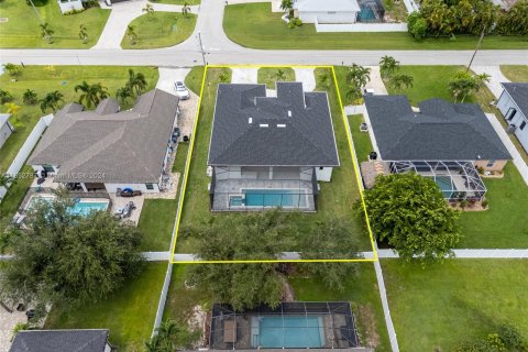 Villa ou maison à vendre à Cape Coral, Floride: 4 chambres, 188.5 m2 № 1346010 - photo 1